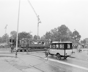 883688 Afbeelding van de optocht met historische autobussen en trams op de hoek Stationsplein / Smakkelaarsveld te ...
